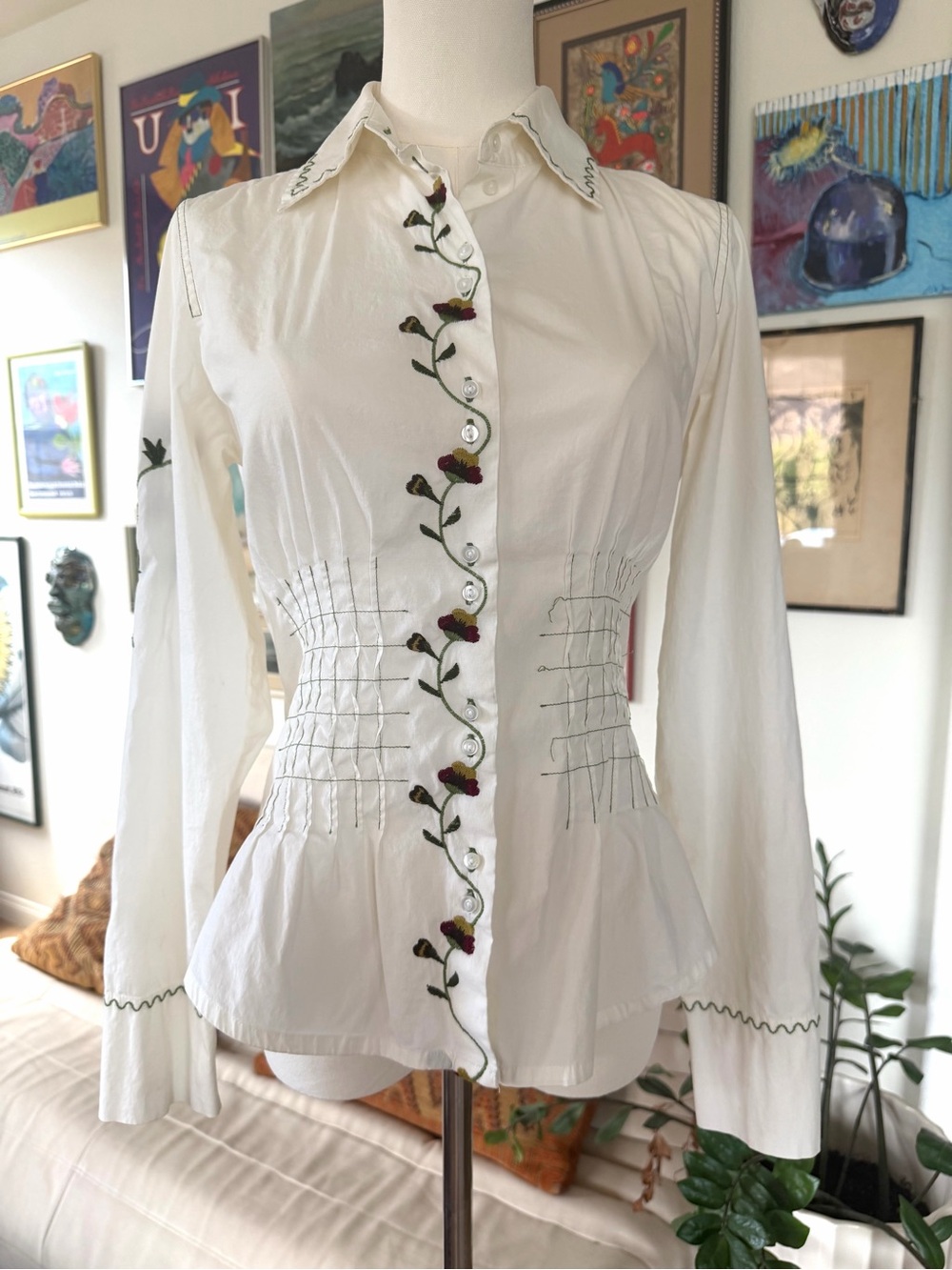 Vintage Y2K style white button up blouse with floral embroidery, size xs/s